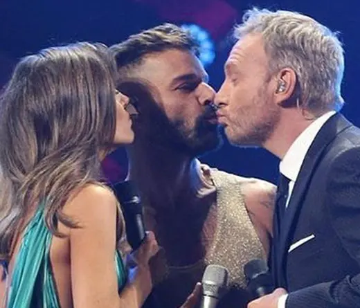 Ricky Martin recibe Gaviota de Plata y de Oro, y le da un pico al presentador de Via del Mar